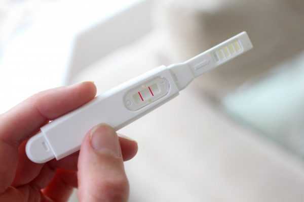 Тест на беременность в руках у женщины