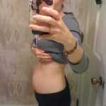 Женщина на 17-й неделе беременности фотографируется в ванной