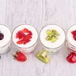 Йогурты с фруктами в прозрачных стаканах