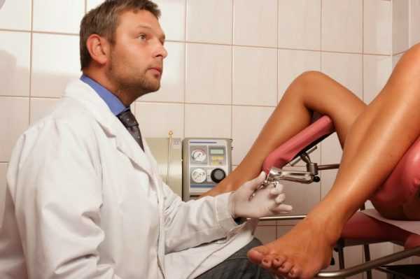 Женщина в гинекологическом кресле, рядом — врач