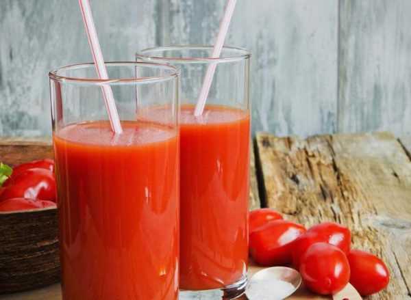 Два стеклянных стакана с томатным соком