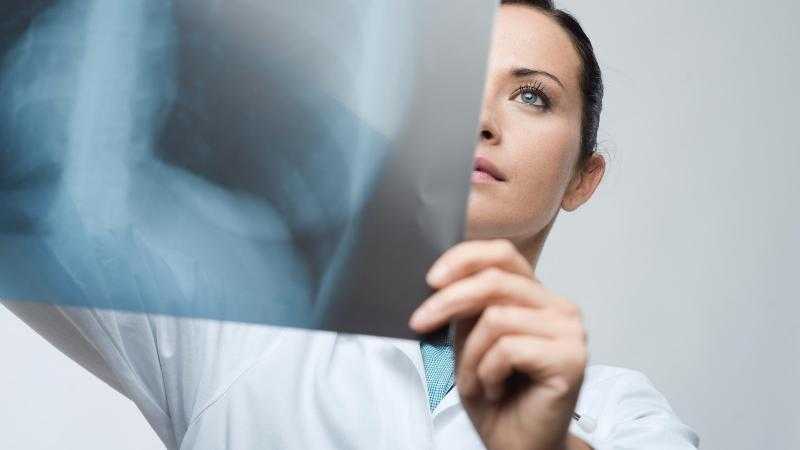 Беременным лучше избегать процедуры рентгена, но в некоторых ситуациях такое исследование необходимо проводить.