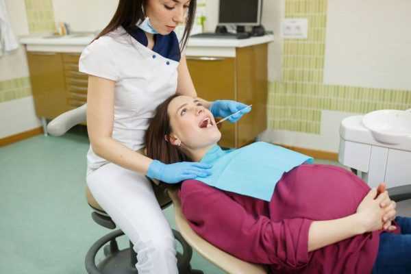 Беременная в кресле у стоматолога