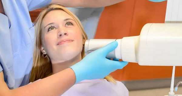 Пациентке делают визиографию зуба