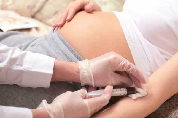 врач берёт кровь из вены у беременной
