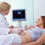 Беременной делают УЗИ в первом триместре