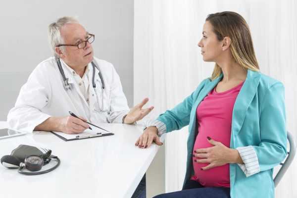 Беременная женщина на приёме у врача