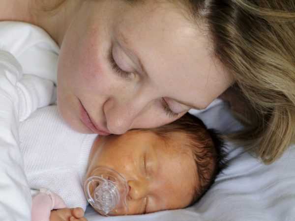 новорождённый с желтухой рядом с матерью