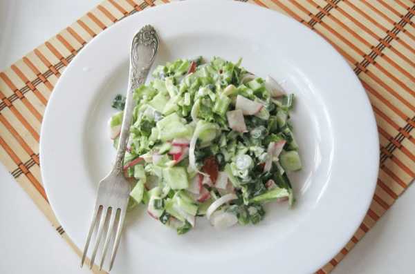 Салат с редисом в тарелке