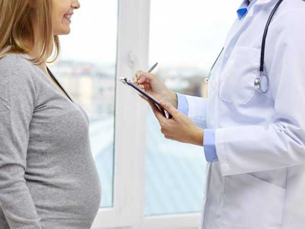 Беременная и врач
