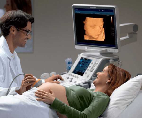 Беременная на процедуре 3D УЗИ
