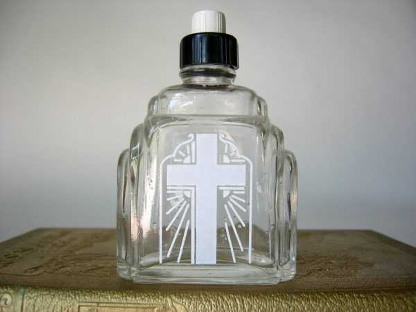 Бутылка со святой водой