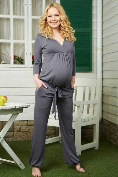 Женщина в комбинезоне для беременных