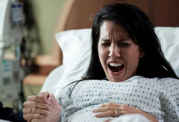 Беременная кричит от боли при схватках