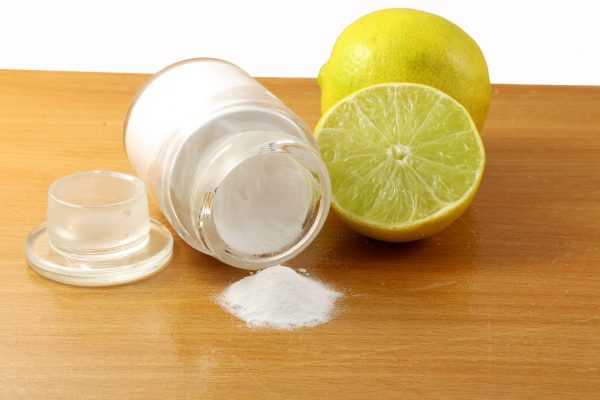 Рассыпавшаяся сода и лимон на столе