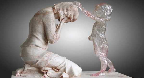 Скульптура матери с нерождённым ребёнком