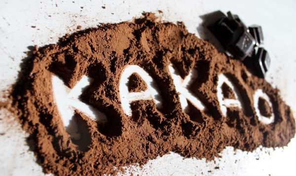 Слово «какао» на порошке какао