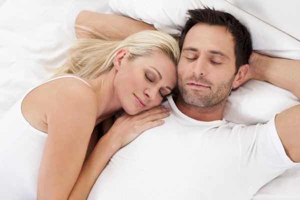 Супруги лежат в постели