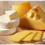 Сыр на разделочной доске