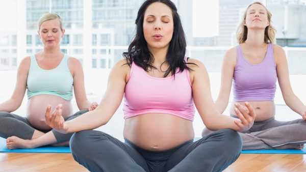 Три беременных сидят «по-турецки» и дышат ртом