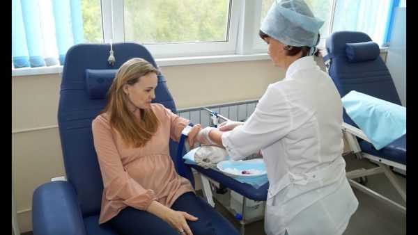 У беременной девушки медсестра берёт кровь из вены