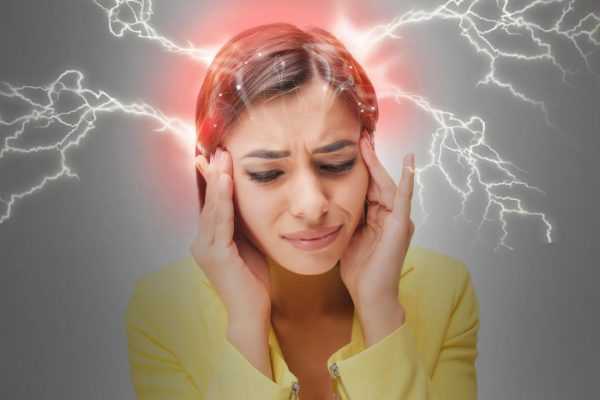 У женщины сильно болит голова — из головы исходят молнии