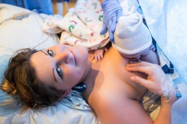 Женщина после родов, ребёнка приложили к её груди