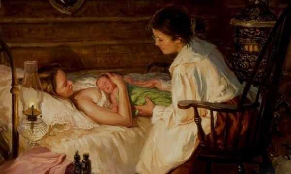 Женщина с новорождённым лежит в кровати, рядом сидит повитуха