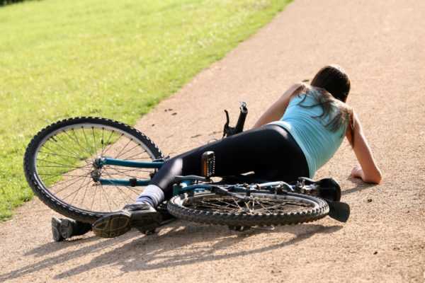 Женщина упала с велосипеда